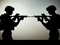 Силуэты солдат в дуэли