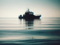 Силуэт катера с отражением