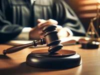 Судейский молоток и весы