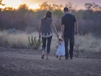 Семья на закате в поле