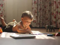 Малыш читает книгу