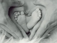 Крошечные ножки в ладонях