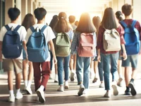 Школьники в солнечном коридоре