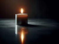 Горящая свеча в темноте