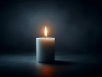 Горящая белая свеча