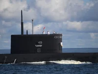 Чёрная подводная лодка в море