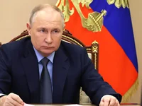 Путин за рабочим столом