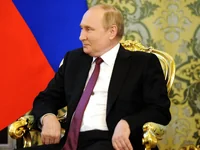 Путин в золотом кресле