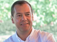 Улыбающийся Медведев в рубашке