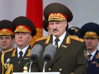 Лукашенко выступает на трибуне