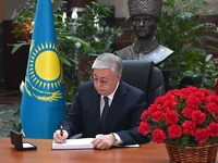 Токаев подписывает документ