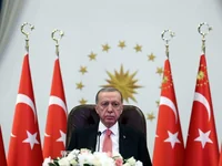 Эрдоган среди турецких флагов