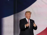 Трамп показывает большой палец