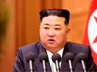 Ким Чен Ын выступает