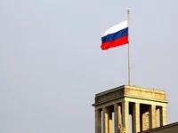 Российский флаг над колоннадой