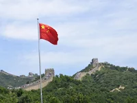 Флаг над Великой Китайской стеной