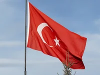 Развевающийся турецкий флаг