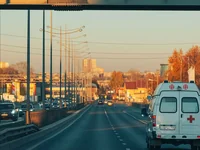 Скорая на осеннем мосту