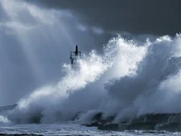 Маяк в штормовых волнах
