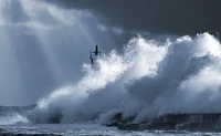 Маяк в штормовых волнах