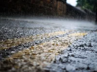 Мокрая дорога под дождем