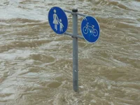 Дорожные знаки в наводнении