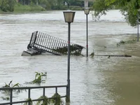 Обрушившиеся перила в наводнении