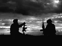 Силуэты солдат с автоматами