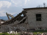 Снос кирпичного дома экскаватором