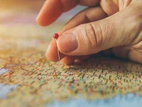 Рука помечает карту кнопкой