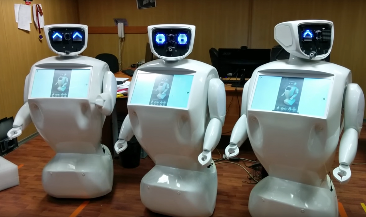 Роботы третьего поколения. Робот Promobot v3. Робот Алеша Промобот. Дисплей робота.