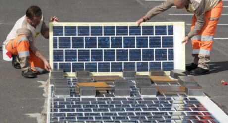 Во Франции солнечными батареями вымостили дорогу