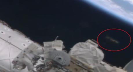 Возле МКС на огромной скорости пролетел странный НЛО – видео