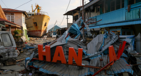 Почему цунами в Индонезии настолько разрушительны