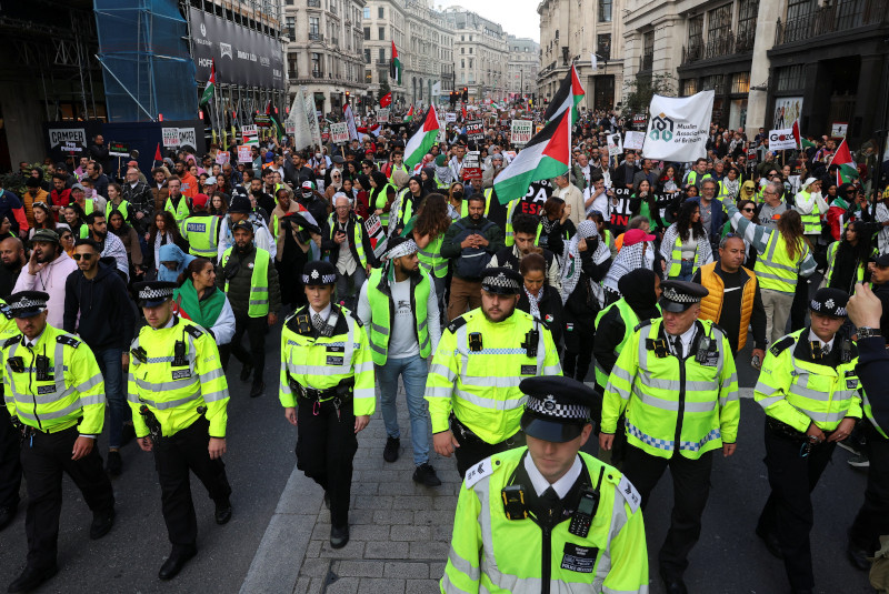 Лондонская полиция раздает демонстрантам листовки с перечнем запрещенных лозунгов