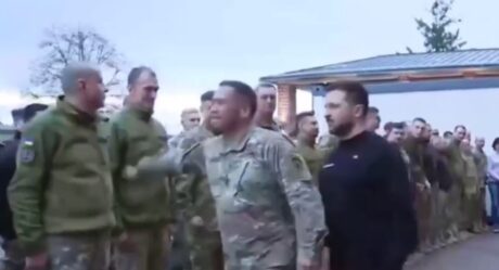 Генерал ВС США Агуто ударил украинского бойца кулаком в грудь при президенте Зеленском