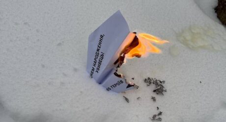 В день рождения президента в Киеве сожгли бумажный самолетик со словами «Зеленский – убийца»