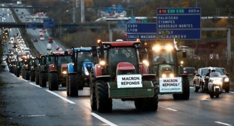 Недовольные новыми экологическими мерами французские фермеры продолжают протестовать