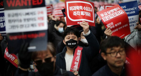 Южная Корея продолжает борьбу с массовыми протестами врачей-стажеров