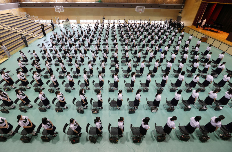 Нормальной учебе школьников-полукровок в Японии препятствуют их волосы