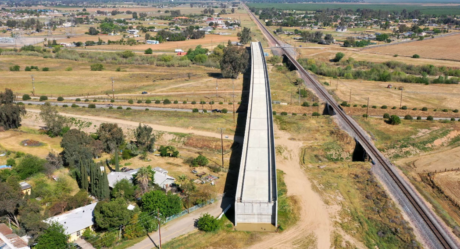 В Калифорнии за 11 миллиардов долларов построили мост в никуда