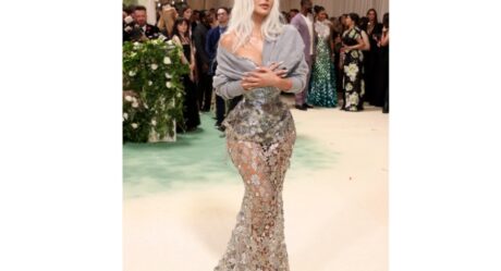 Ким Кардашьян поразила узкой талией в корсете в сочетании со странным кардиганом на Met Gala