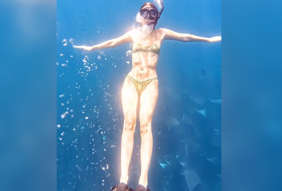 Возлюбленная ди Каприо Виттория Черетти снялась в бикини под водой