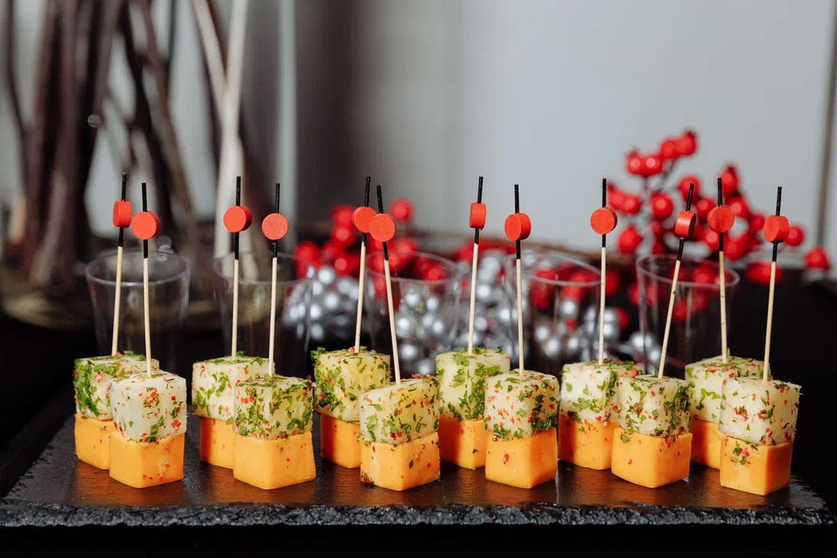 Преимущества кейтеринга: почему заказать еду на мероприятие проще и часто дешевле, чем готовить самому