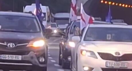 На видео сняли колонны машин, которые едут из регионов в Тбилиси для участия в митинге
